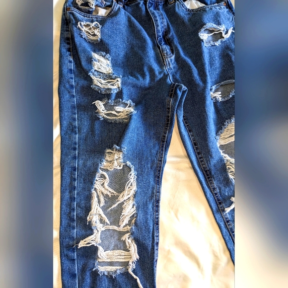 Refuge Denim MOM Distressed Jeans - Picture 4 of 16